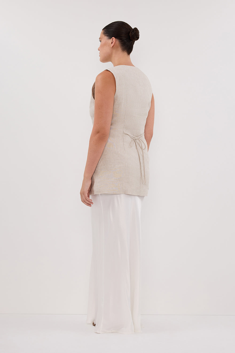 BAYLEE NATURAL SLEEVELESS LINEN TOP